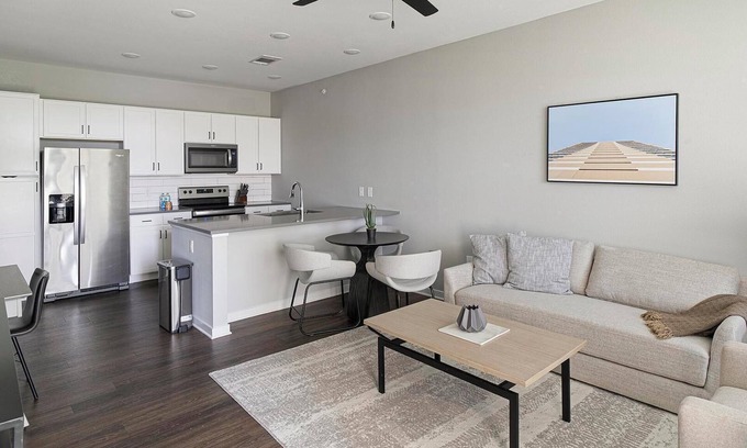 Madison Apartment | Landing | Modern 1BD, Pool, Gym