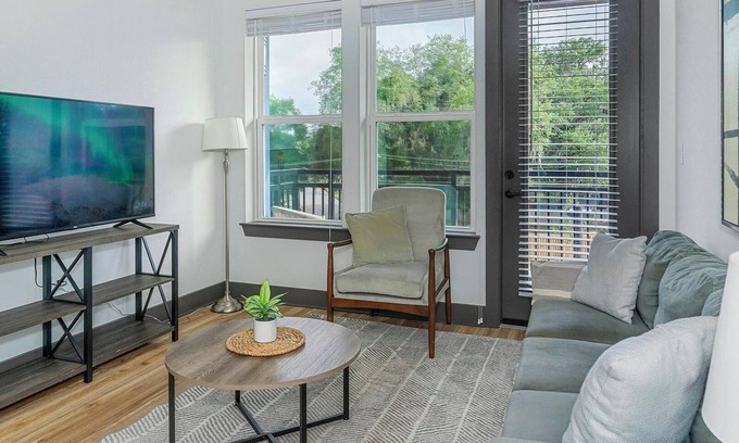 St. Nicholas Apartment | Landing | Modern 1BD, Clubhouse, Gym
