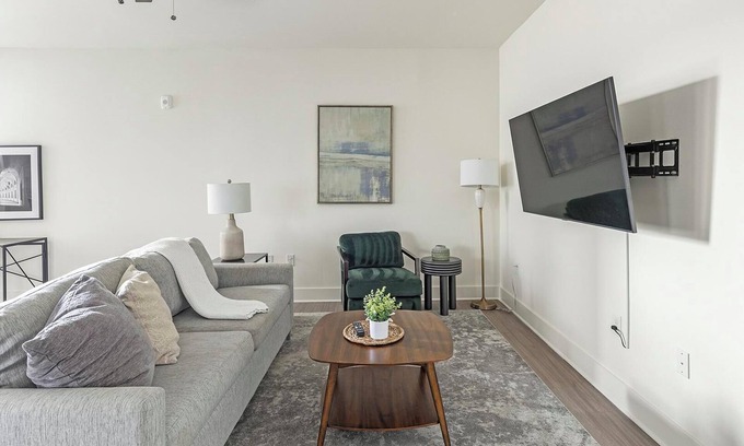 Fort Worth Apartment | Landing | Modern 1BD, Yoga Studio, Courtyard