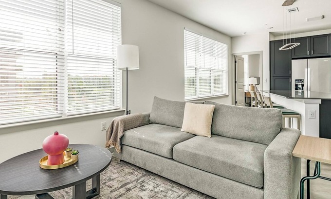 South Central Houston Apartment | Landing | Modern 2BD, Gym, Pool
