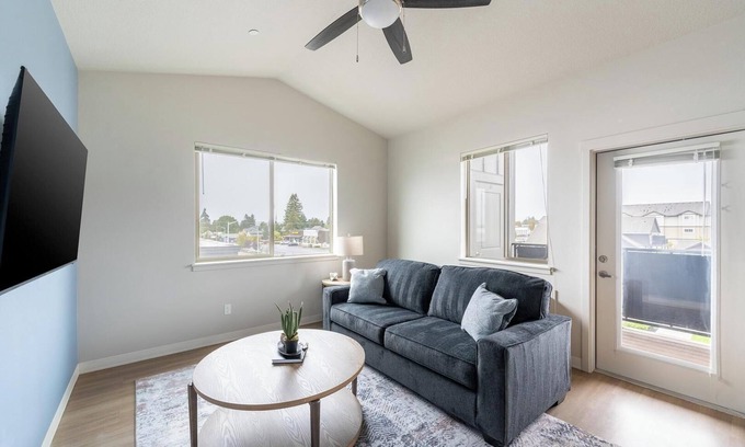 Molalla Apartment | Landing | Modern 2BD, Gym, Clubhouse