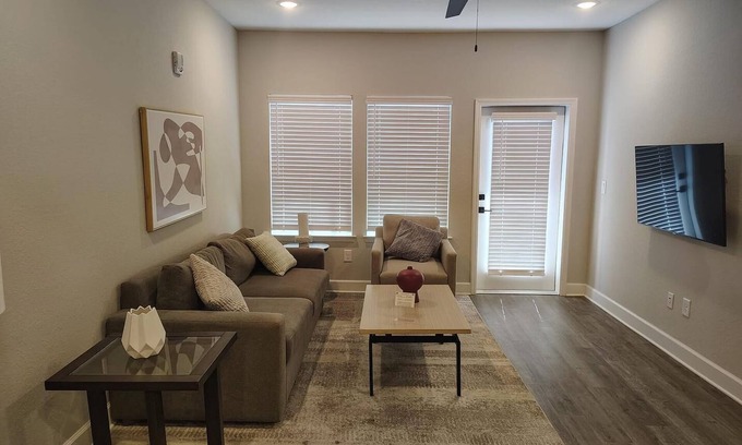 Newberry Apartment | Landing | Modern 2BD, Gym, Pool