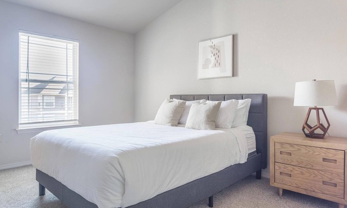 Broken Arrow Apartment | Landing | Spectacular 1BD, Courtyard, Gym