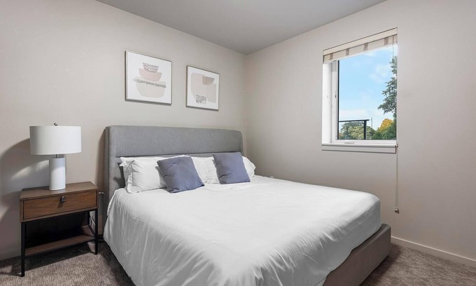 Hayden Island Apartment | Landing | Spectacular 1BD, Courtyard, Gym