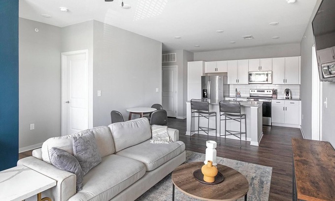 Madison Apartment | Landing | Spectacular 2BD, Gym, Pool