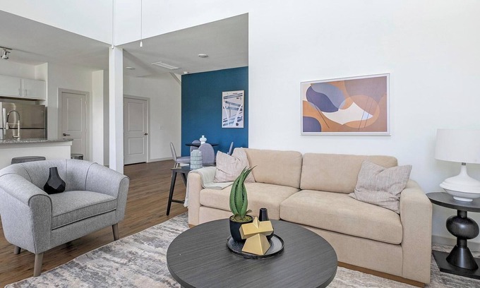 Waller Apartment | Landing | Spectacular 3BD, Gym, Pool