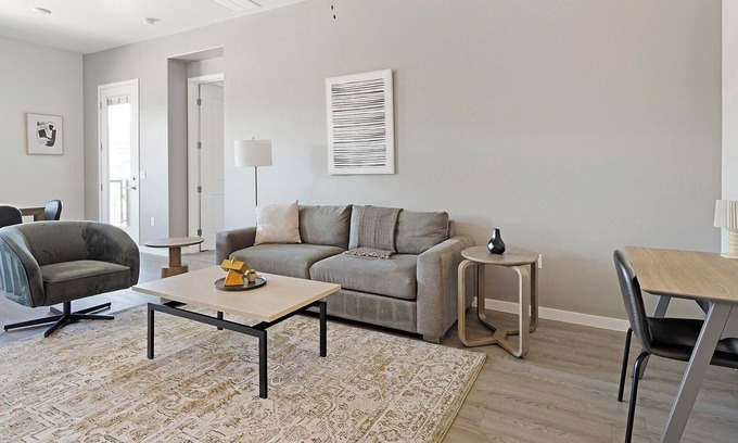 Oro Valley Apartment | Landing | Spectacular 2BD, Pool