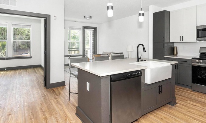 St. Nicholas Apartment | Landing | Stunning 1BD, Clubhouse, Gym