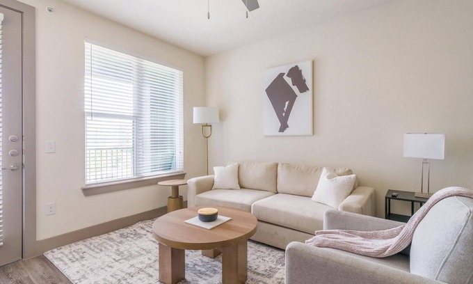 Conroe Apartment | Landing | Stunning 1BD, Gym, Yoga Studio