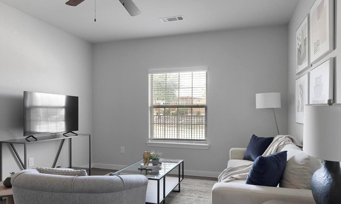 Dallas Apartment | Landing | Stunning 1BD, Pool, Gym