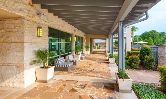 Buda Apartment | Landing | Stunning 1BD, Pool, Gym