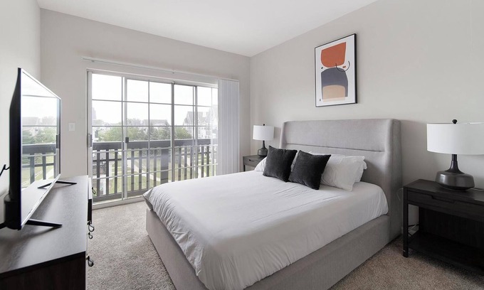 West Dundee Apartment | Landing | Stunning 2BD, Pool, Gym