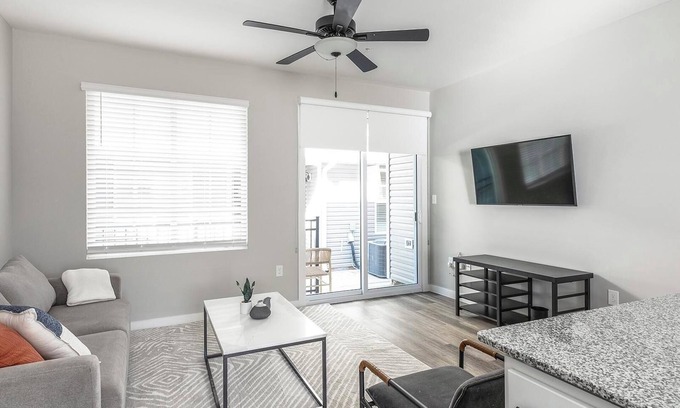 Madison Apartment | Landing | Stunning 2BD, Pool, Gym