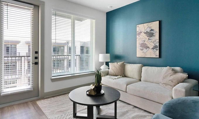 Houston Apartment | Landing | Stylish 1BD, Pool, Gym