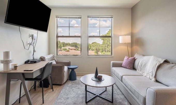 Richmond Apartment | Landing | Stylish 2BD, Gym