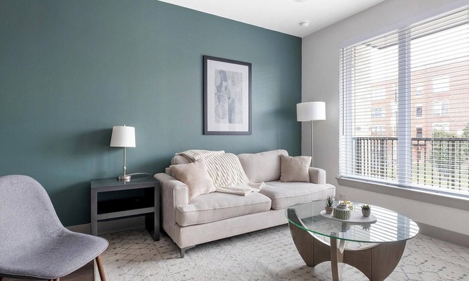Houston Apartment | Landing | Stylish 2BD, Gym, Pool