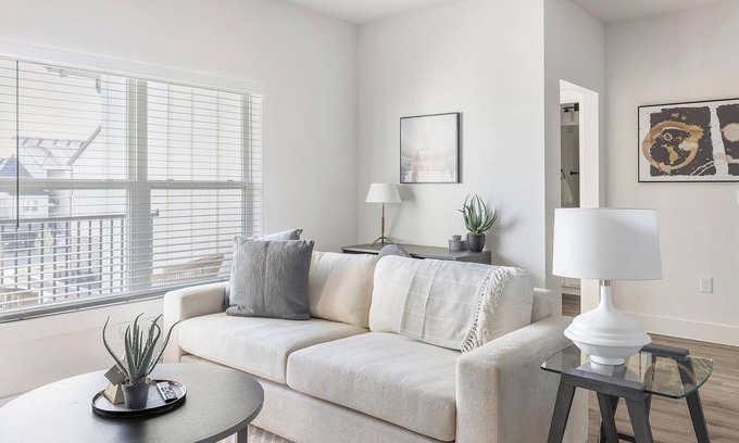 Venus Apartment | Landing | Stylish 2BD, Pool, Gym