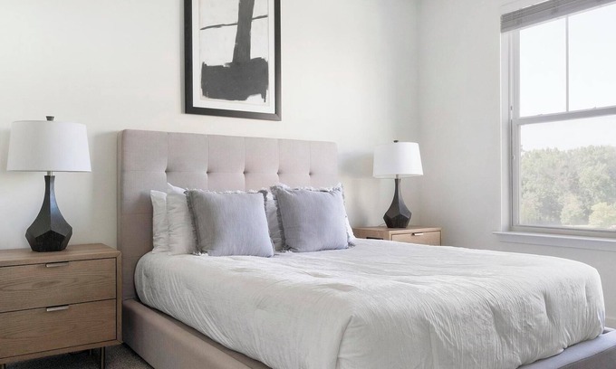 Mableton Apartment | Landing | Stylish 2BD, Rooftop Lounge, Gym