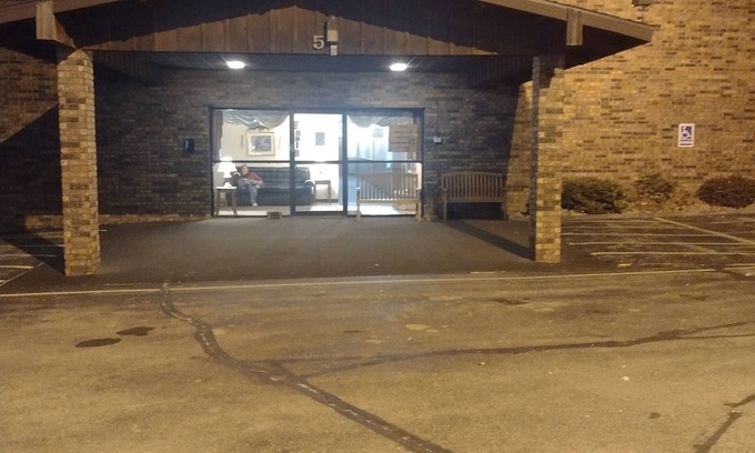 Clintonville Hotel | Landmark Motel