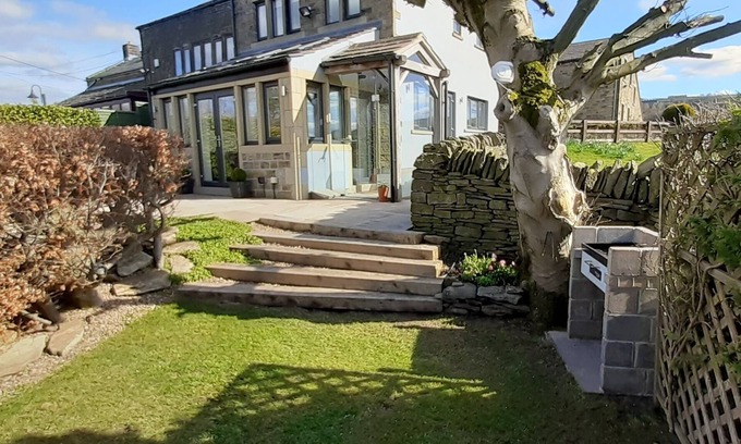 Hepworth House | Lane End Cottage Holmfirth - Panoramic Views, Modernised with offroad parking