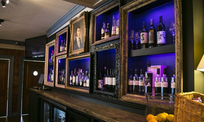 Queens Hotel | Lane's Privateer Inn