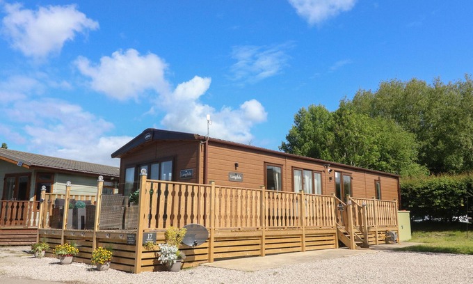 Yealand Conyers Cottage | LANGDALE LODGE, pet friendly, with a garden in Tewitfield Marina