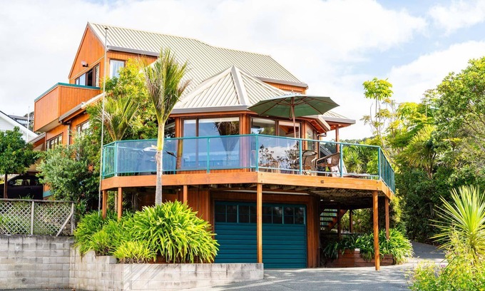 Langs Beach House | Langs Retreat - Large, sunny beach house one row back from Langs beach
