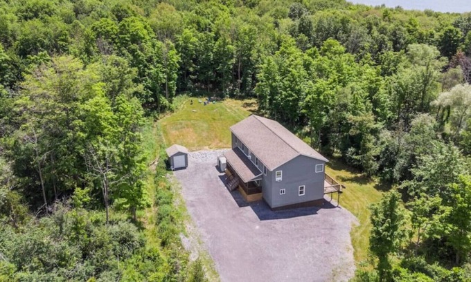 Lansing Apartment | Lansing upstairs 6 bedroom 3.5 bath · Sp · Spacious Wine Country Retreat! Fire Pit+Grill