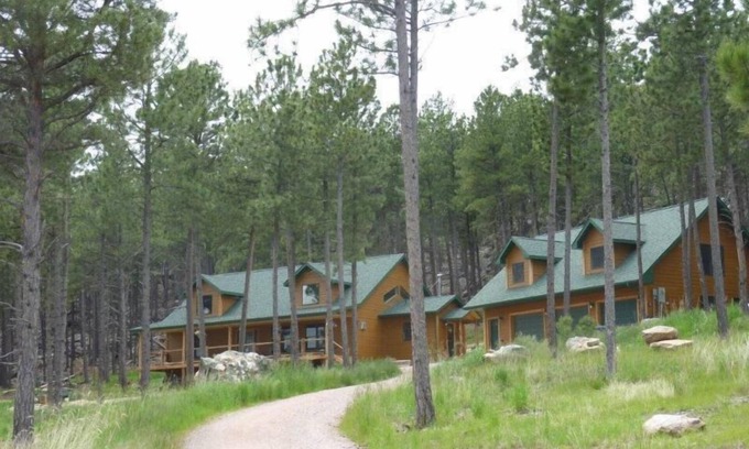Custer Apartment | Laramie Bluffs Mountain Getaway