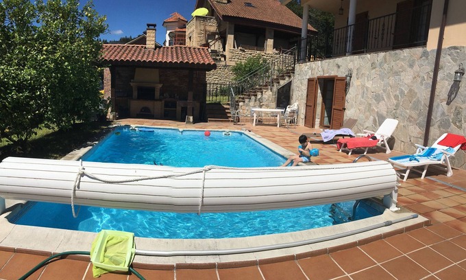 Barcena de Cicero Villa | Laredo Treto Colindres: pool. barbecue. Free WIFI.