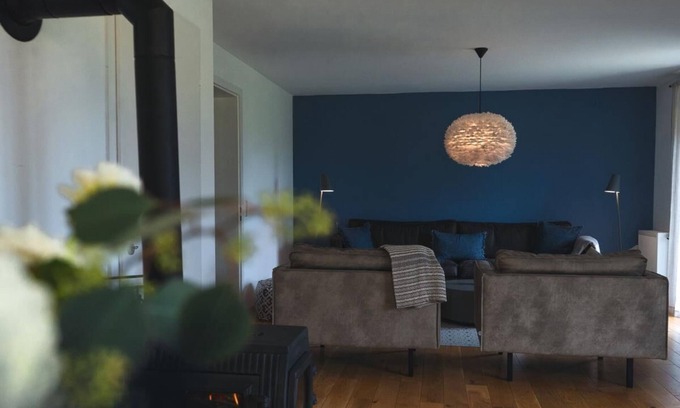 Simprechtshausen House | Large vacation home - edge of the village, fenced garden, fireplace, sauna. 5 dogs welcome!