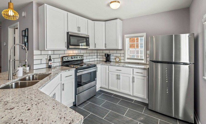 Murray Hill House | Large 1 bedroom house with full kitchen