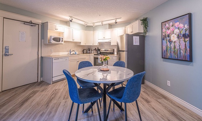 Cougar Creek Apartment | Large 1 Bedroom Suite (4 person)