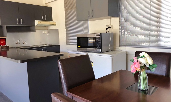 Capital Hill Apartment | Large 1 Bedroom Unit in Griffith with Free Wi-Fi + Parking