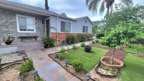 Encino House | Large 1-Bedroom with kitchen In Encino
