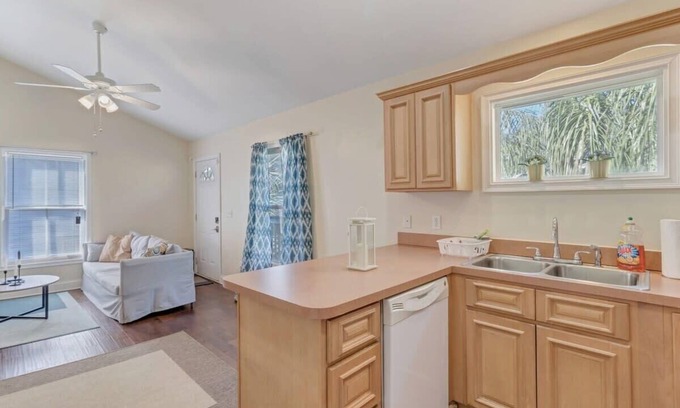 Springfield Apartment | Large 1 BR carriage house in historic SPR