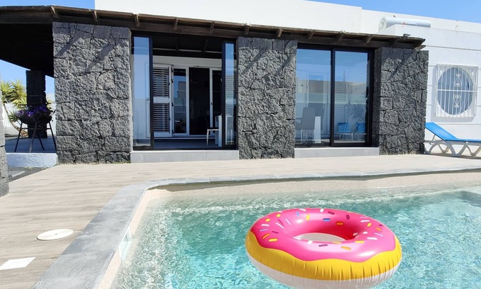 Playa Blanca Villa | Large 15 ppl. villa with garden and heated pool near the center of Playa Blanca