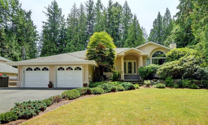 Cordova Bay House | Large 2 bdrm, private, all new modern furniture with access to gorgeous gardens