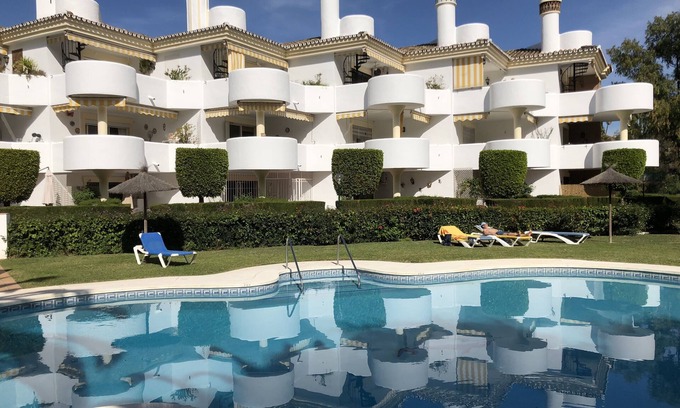 Calahonda Apartment | Large 2 Bed Holiday Home | Close to Beach, Shops, Restaurants, Bars