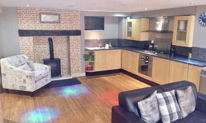 Chesterfield House | Large 2-Bed House Derbyshire off Chatsworth rd