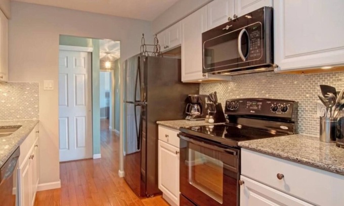 Southeast Colorado Springs Condo | Large 2 bedrooms w/west facing mountain views