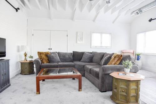 Pleasant Hills Apartment | Large 2 Bedroom Great Location Close to Everything