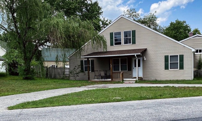 Arnold House | Large 2 bedroom house with private parking in a nice neighborhood