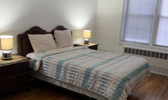 Queens Apartment | Large 2-bedroom/Jr. 4 - 25 minutes to Manhattan.