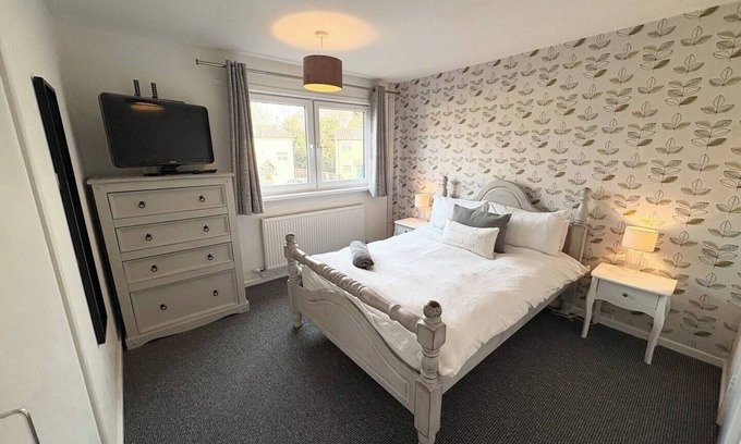 Hereford House | Large 2-BR | City Home | Free Parking | Sleeps 6