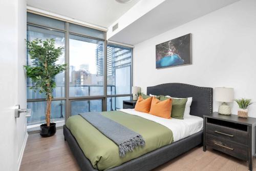 Bay Cloverhill Apartment | Large 2BR on Bay Street 4 Beds with Balcony