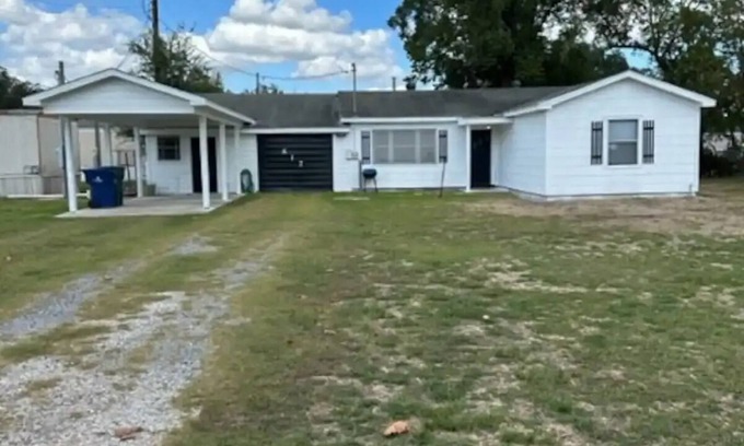 Sulphur House | LARGE 3/1 home close to refinery/casino/food