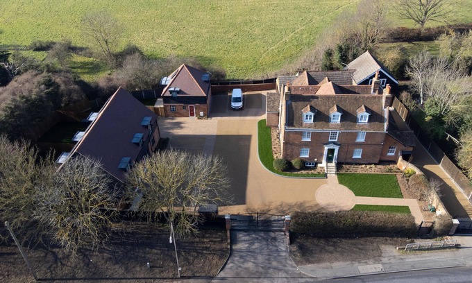 Herongate Apartment | Large 3 bed Apartment