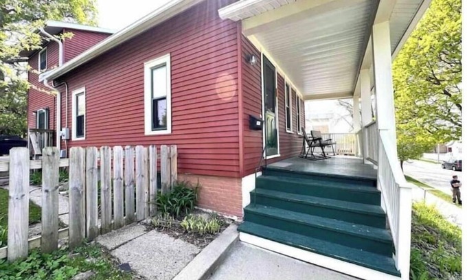 Bay View House | Large 3-bedroom House with Outdoor Hot Tub!