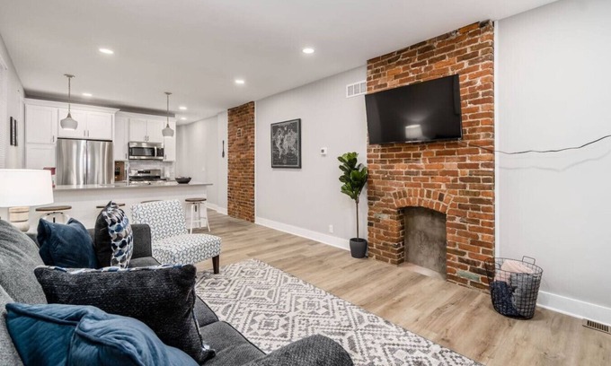 Livingston Park House | Large 3 bedroom with fenced yard and games!